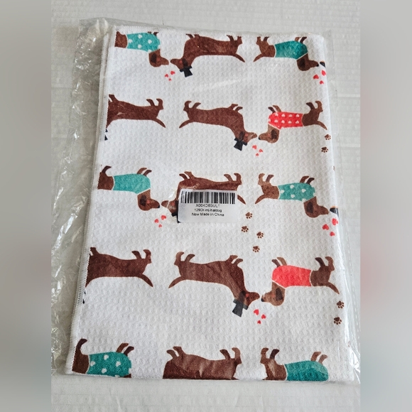 Dachshund Dog Print Microfiber Quick Dry Lint Free Towel 24" x 16" - Picture 1 of 3